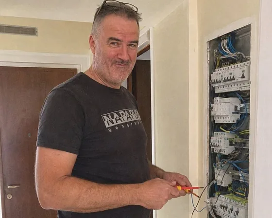 Carlo Tomassi, titolare, al lavoro su un quadro elettrico