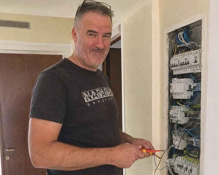 Carlo Tomassi, elettricista a Roma Sud, al lavoro su un quadro elettrico