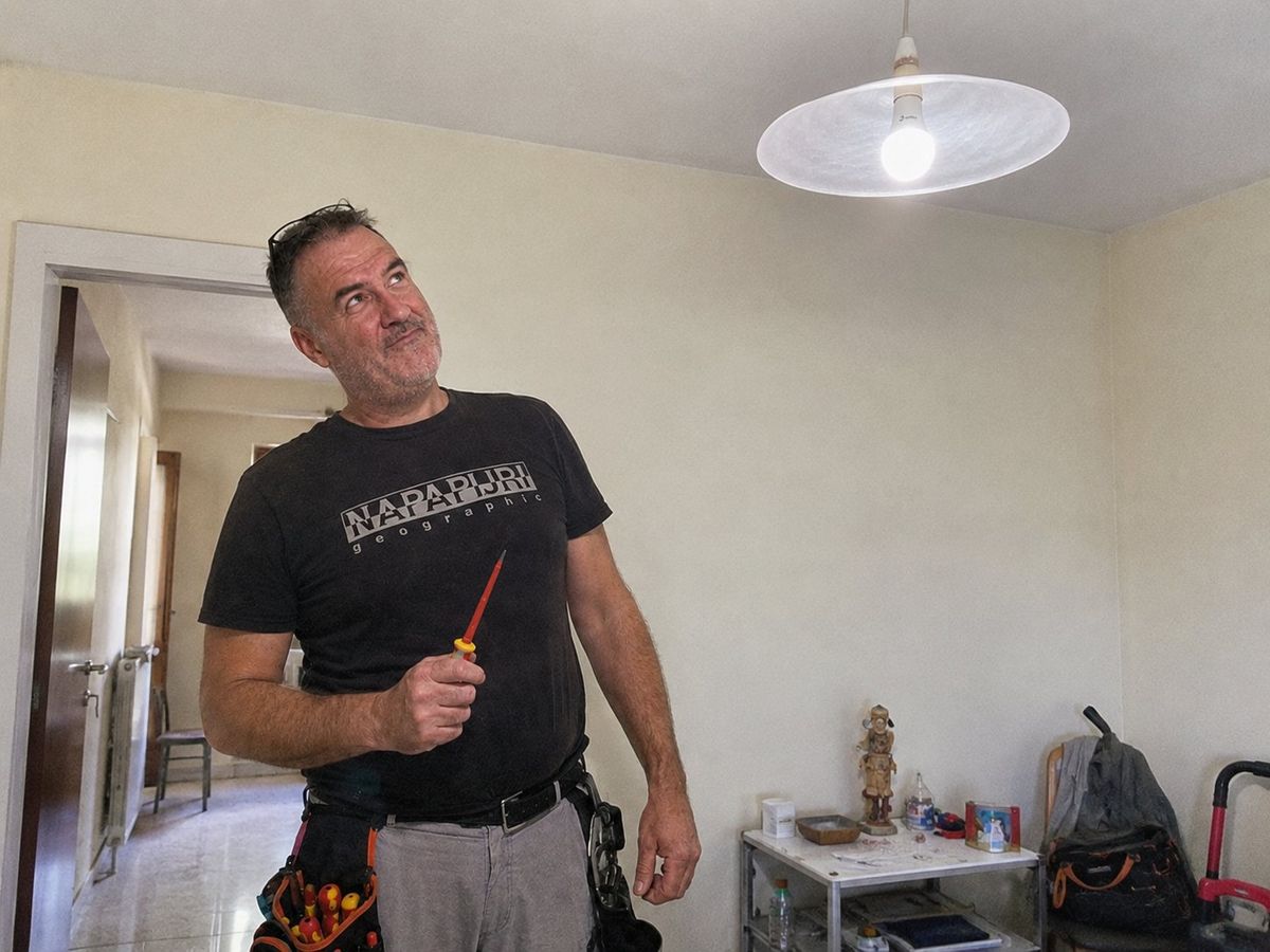 Carlo Tomassi controlla una lampadina a basso consumo che lampeggia da spenta