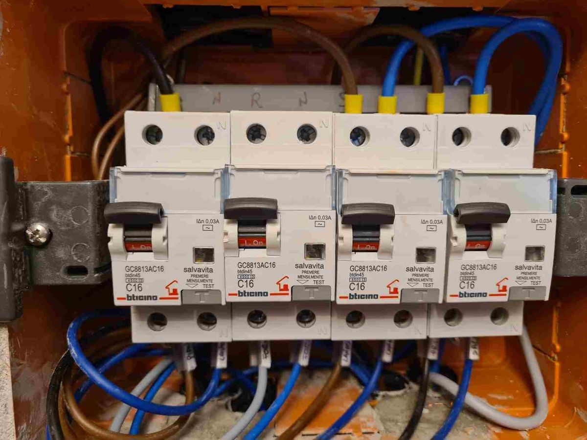 Quadro elettrico civile appena rifatto con cablaggio ordinato